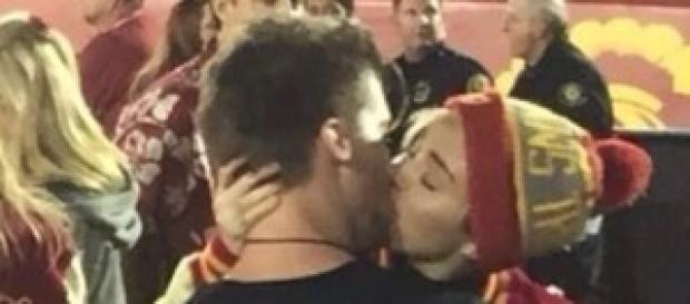 Miley Cyrus e Patrick Schwarzenegger, il bacio Miley Cyrus e Patrick Schwarzenegger, il bacio