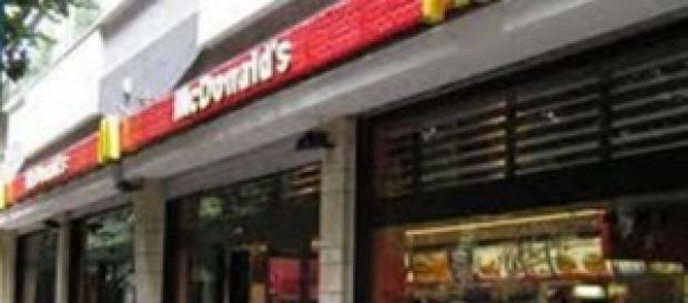 Roma, Mc Donald's, tentano di rapire una bambina. Roma, Mc Donald's, tentano di rapire una bambina.