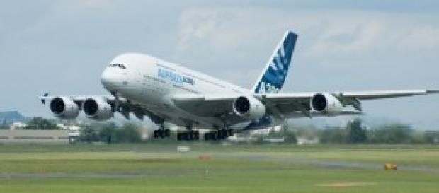 Airbus A380 del consorcio despegando Airbus A380 del consorcio despegando