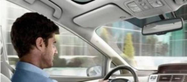 Es vital una buena postura al manejar tu auto. Es vital una buena postura al manejar tu auto.