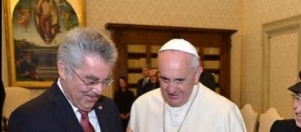 El Papa Francisco rifa todos los regalos recibidos El Papa Francisco rifa todos los regalos recibidos