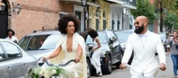 Los novios llegaron a la Iglesia en bicicleta. Los novios llegaron a la Iglesia en bicicleta.