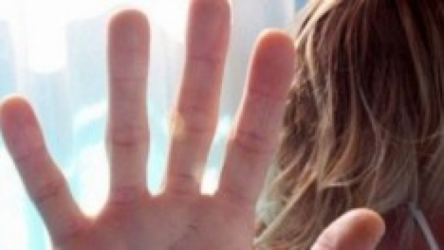 Attrice a luci rosse picchiata da fidanzato geloso