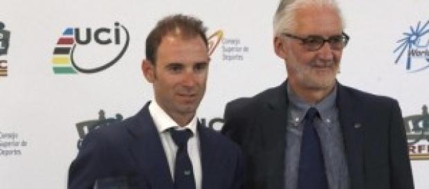 Alejandro Valverde recibiendo el premio Alejandro Valverde recibiendo el premio