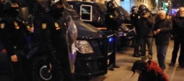 Policía preparándose para cargar en una protesta Policía preparándose para cargar en una protesta