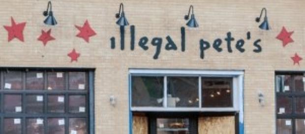 Fachada de un restaurante "Illegal Pete's". Fachada de un restaurante "Illegal Pete's".