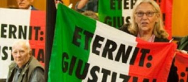 I parenti delle vittime dell'Eternit in protesta I parenti delle vittime dell'Eternit in protesta