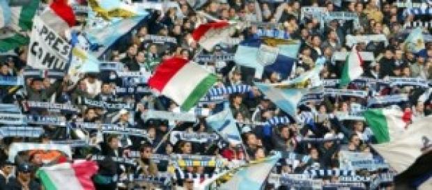 La carica dei tifosi della Lazio La carica dei tifosi della Lazio