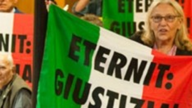 I parenti delle vittime dell'Eternit in protesta