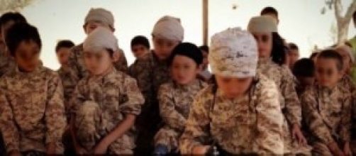 Bambini curdi addestrati per servire l'ISIS
