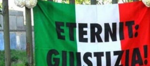 Mensagem pedindo justiça para o dono da Eternit. Mensagem pedindo justiça para o dono da Eternit.