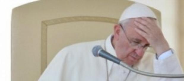 Papa Francesco assorto nei pensieri Papa Francesco assorto nei pensieri