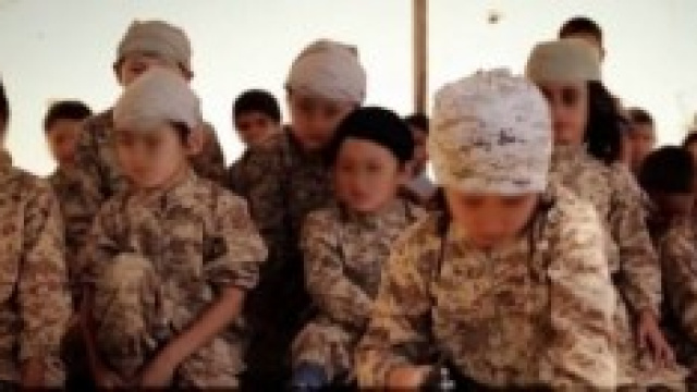 Bambini curdi addestrati per servire l'ISIS