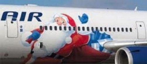 Un aereo con decorazione natalizia: opportunità