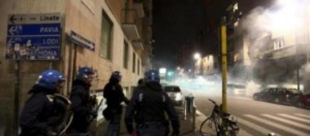 Gli scontri notturni di martedì a Milano Gli scontri notturni di martedì a Milano