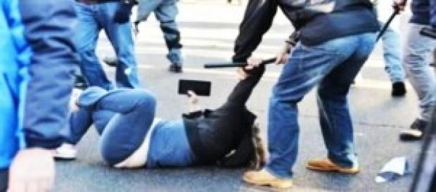 Scontri Milano, colpita donna incinta Scontri Milano, colpita donna incinta