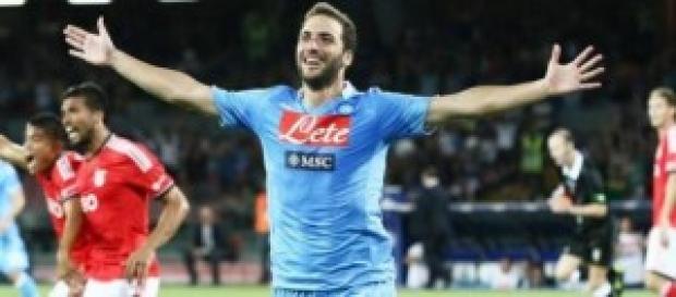 Higuain in gol contro il Cagliari Higuain in gol contro il Cagliari