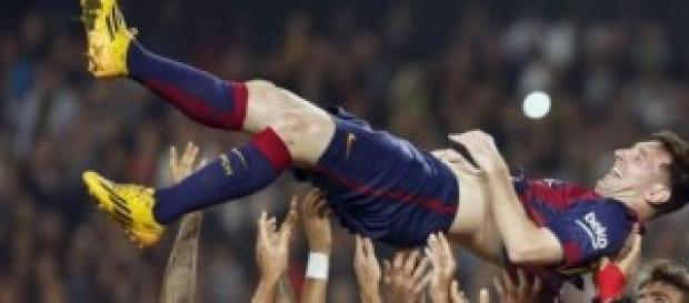 Messi celebra con sus compañeros su segundo gol Messi celebra con sus compañeros su segundo gol