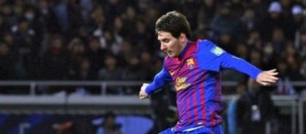 Messi regateando a un rival Messi regateando a un rival