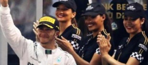 O piloto britânico vence o seu 2º título mundial. O piloto britânico vence o seu 2º título mundial.