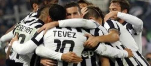 L'abbraccio dei bianconeri dopo il gol alla Lazio