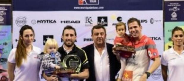 Grabiel y Navarro, con sus trofeos de campeones Grabiel y Navarro, con sus trofeos de campeones