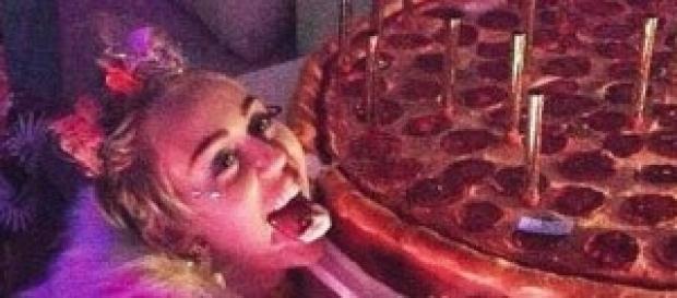 Miley Cyrus, compleanno a luci rosse con Patrick Miley Cyrus, compleanno a luci rosse con Patrick
