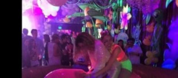 Miley Cyrus y su fiesta temática de cumpleaños. Miley Cyrus y su fiesta temática de cumpleaños.