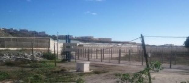 Valla ceutí que delimita frontera con Marruecos. Valla ceutí que delimita frontera con Marruecos.