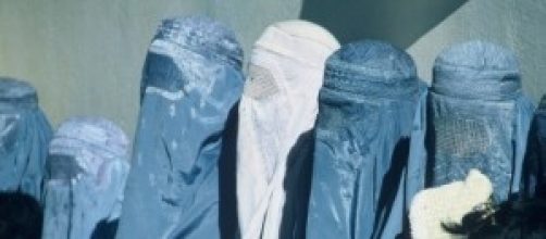 Donne coperte con il burqa