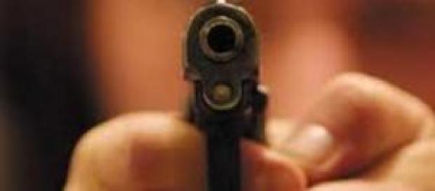 Bimbo di 3 anni spara la madre con pistola. Bimbo di 3 anni spara la madre con pistola.