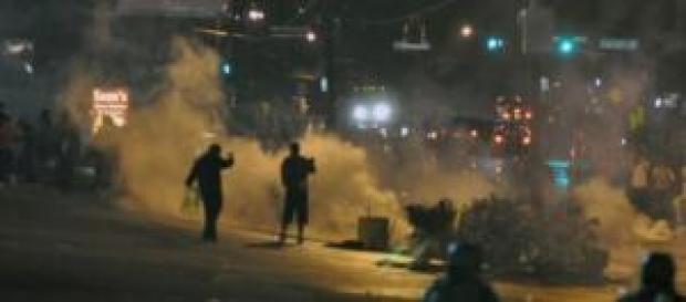 Nuove rivolte e proteste a Ferguson. Nuove rivolte e proteste a Ferguson.