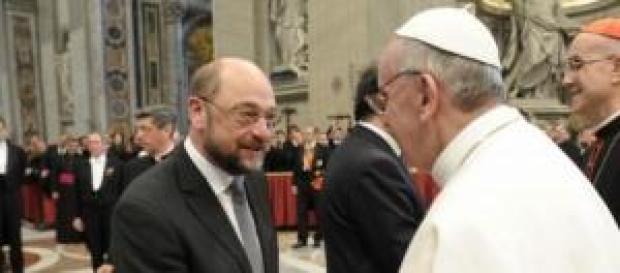 Papa Francesco stringe la mano a Shulz Papa Francesco stringe la mano a Shulz