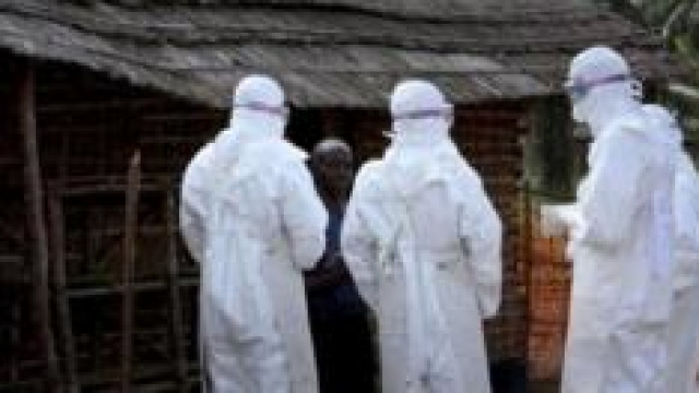 Intervento medico in villaggio affetto da Ebola