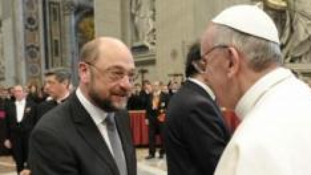 Papa Francesco stringe la mano a Shulz