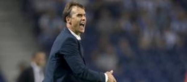 Lopetegui dirigiendo a los suyos desde el banco Lopetegui dirigiendo a los suyos desde el banco