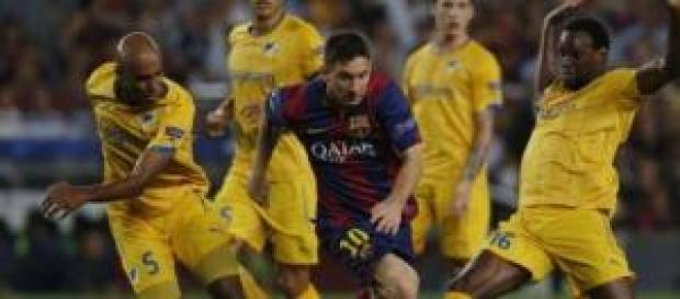 Messi, presionado por el APOEL. Foto: Al Día Messi, presionado por el APOEL. Foto: Al Día