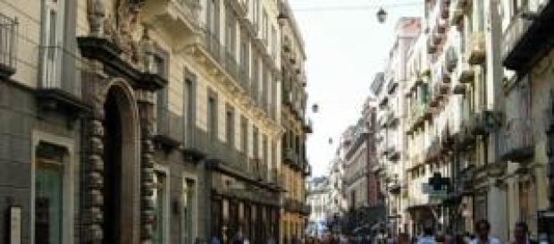 un'immagine della centralissima Via Toledo un'immagine della centralissima Via Toledo