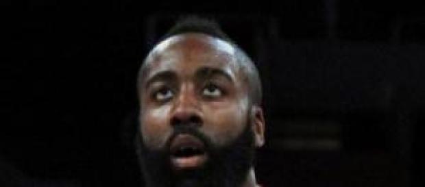 James "La Barba" Harden concentrado para anotar James "La Barba" Harden concentrado para anotar