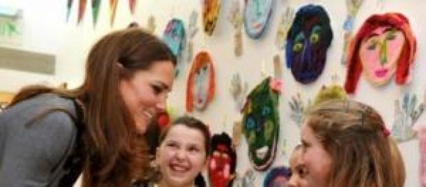Kate Middleton realizando obras benéficas. Kate Middleton realizando obras benéficas.