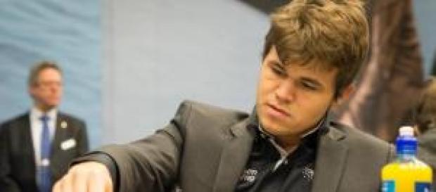 Magnus Carlsen superó a Anand. Magnus Carlsen superó a Anand.
