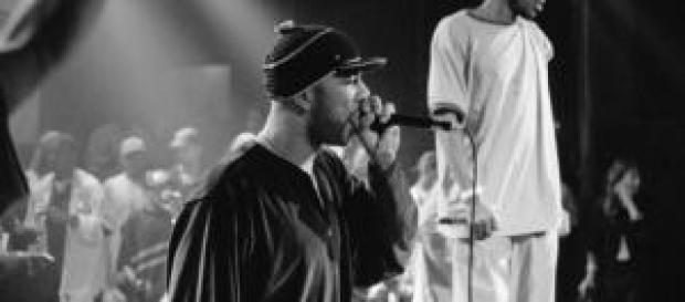 singer Common rapping on stage singer Common rapping on stage