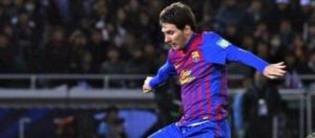 Messi conduciendo el balón tras un regate Messi conduciendo el balón tras un regate