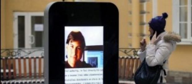 Rusia retiró el monumento del iPhone Rusia retiró el monumento del iPhone