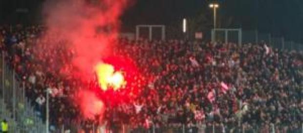 Hinchas de un equipo calentando el ambiente Hinchas de un equipo calentando el ambiente