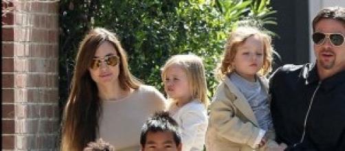 Angelina Jolie y Brad Pitt junto a sus 6 hijos.