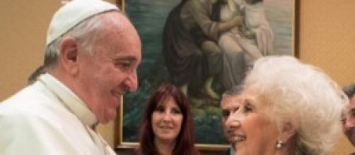 El Papa recibe a Estela y a toda su familia.
