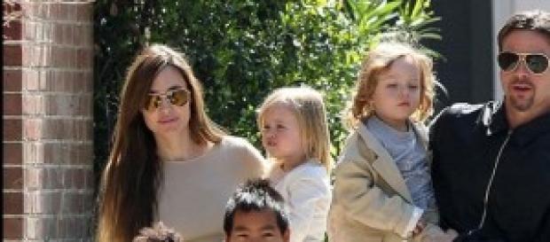 Angelina Jolie y Brad Pitt junto a sus 6 hijos. Angelina Jolie y Brad Pitt junto a sus 6 hijos.