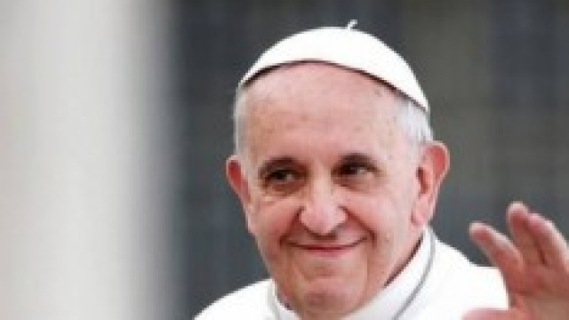 Papa Francesco, durante un saluto