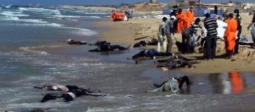 Corps de migrants africains sur une plage